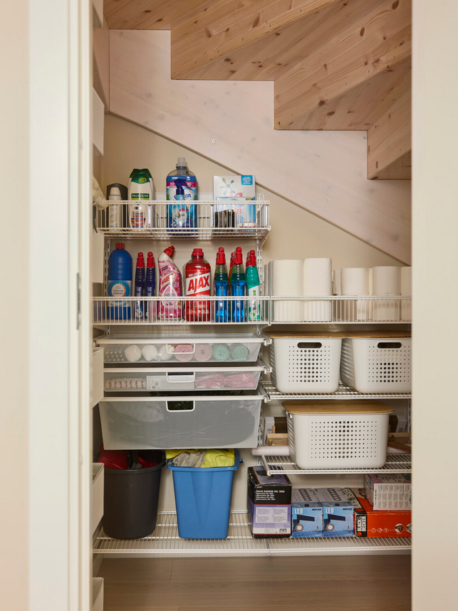 Produits de ménage sur étagère Elfa